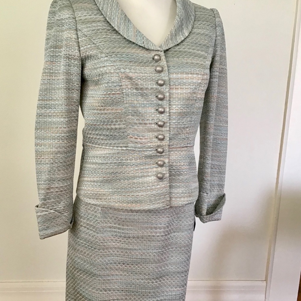 Women’s suit size 4, greenish, skirt never used.